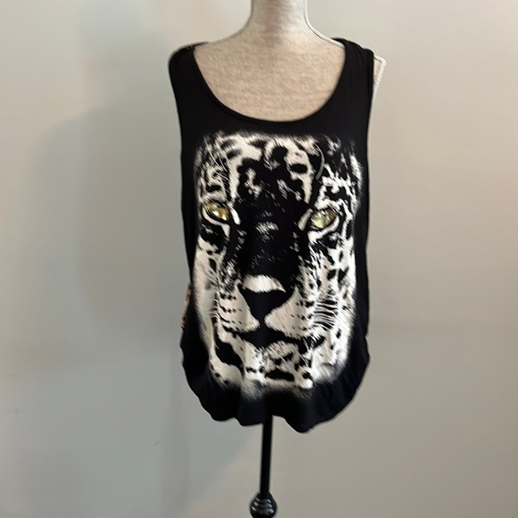 Free Kisses plus size 3x leopard print back w/ White tiger on front. Side gather - Picture 1 of 6